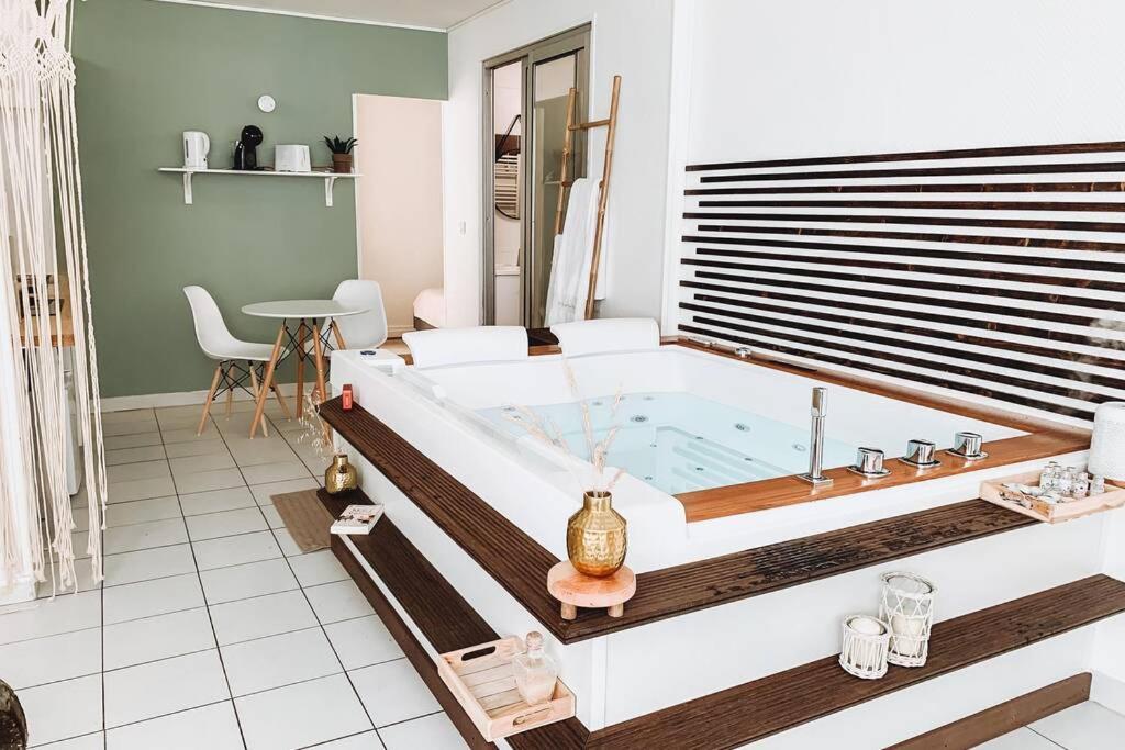 Ferienwohnung Nuit D'Exception - Loft Avec Jacuzzi Bordeaux Exterior foto