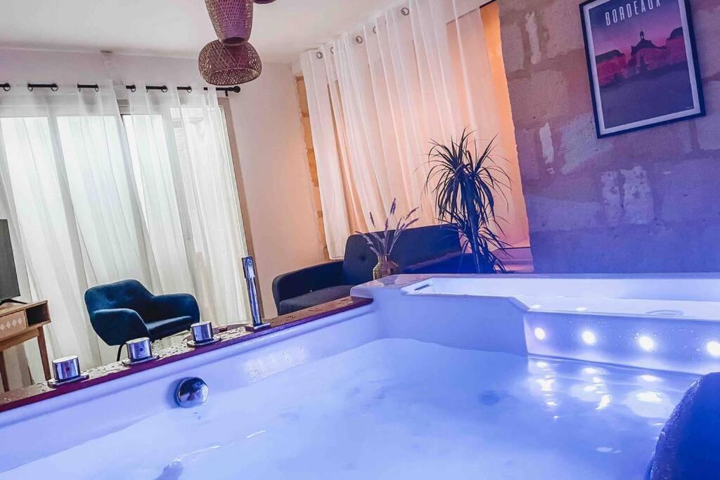 Ferienwohnung Nuit D'Exception - Loft Avec Jacuzzi Bordeaux Exterior foto